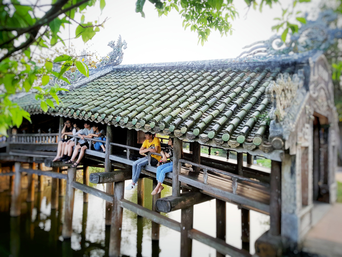 Đây là một trong số ít cây cầu với kiểu kiến trúc này còn tồn tại đến ngày nay ở Việt Nam. Hai bên thành cầu là dãy bục gỗ và lan can để mọi người ngồi nghỉ tựa lưng.