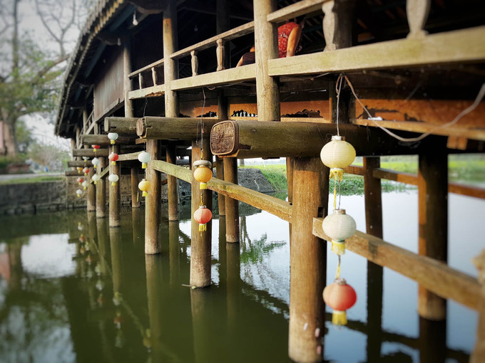 Những trụ cầu bằng gỗ theo thời gian bị xuống cấp. Dù vậy, sau nhiều lần trùng tu, cầu ngói Thanh Toàn vẫn giữ được nguyên kiến trúc.