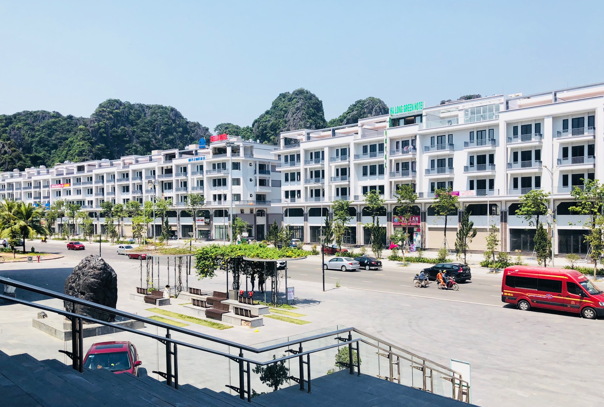 Khu nhà phố thương mại tại Mon Bay nằm dọc theo con đường bao biển Trần Quốc Nghiễn