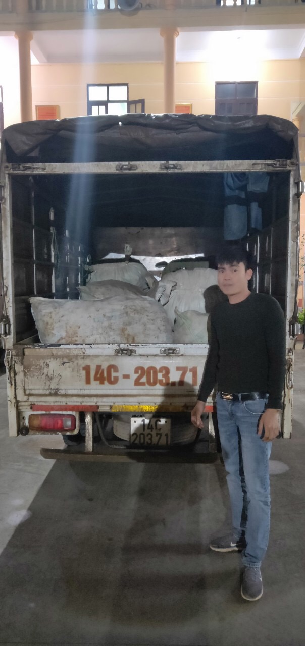 Đối tượng Nguyễn Văn Chính và Nguyễn Đức Trọng cùng tang vật bị phát hiện.