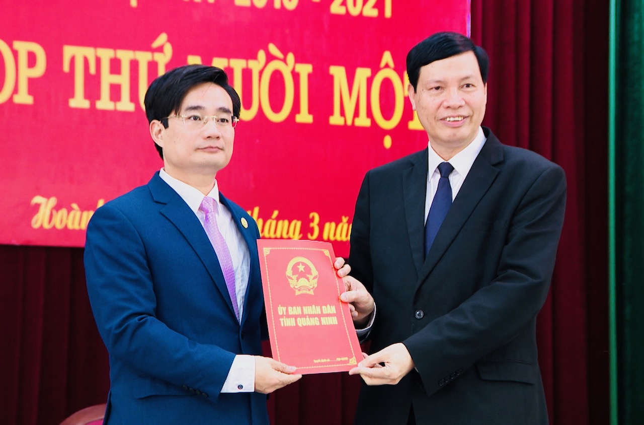 Trao quyết định phê chuẩn kết quả bầu bổ sung chức vụ Chủ tịch UBND huyện Hoành Bồ cho đồng chí Nguyễn Anh Tú