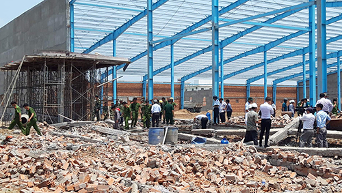 Hiện trường vụ sập công trình nhà xưởng tại khu công nghiệp Long Hồ. Ảnh: Vĩnh Nam.