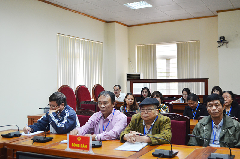 hộ dân khu chung cư phường Trần Hưng Đạo, TP Hạ Long trình bày nội dung kiến nghị.