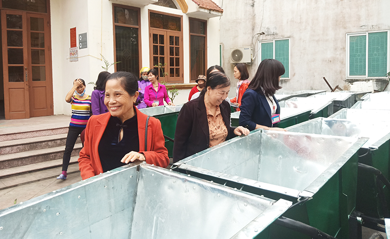 đại diện các khu phố phường Thanh Sơn phấn khởi nhận xe đẩy rác