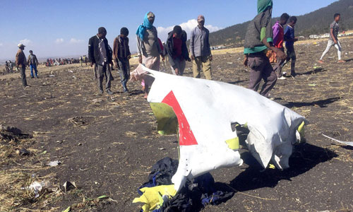 Mảnh vỡ chiếc máy bay Boeing 737 gặp nạn. Ảnh: Reuters.