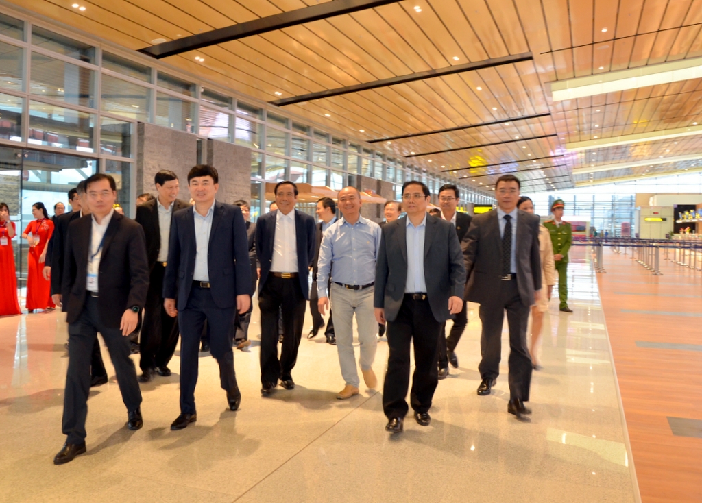 Đoàn Tiểu ban Văn kiện Đại hội XIII của Đảng đến thăm Sân bay Vân Đồn.