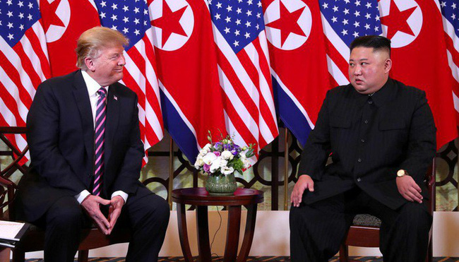 Tổng thống Mỹ Donald Trump (trái) và Chủ tịch Triều Tiên Kim Jong-un tại Thượng đỉnh Hà Nội. (Ảnh: Reuters)