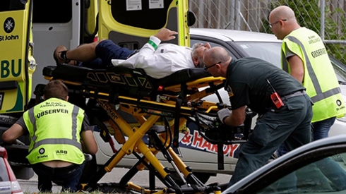 Nhân viên y tế đưa một nạn nhân ra khỏi nhà thờ ở trung tâm thành phố Christchurch, New Zealand, sau vụ xả súng hôm nay. Ảnh: AP.
