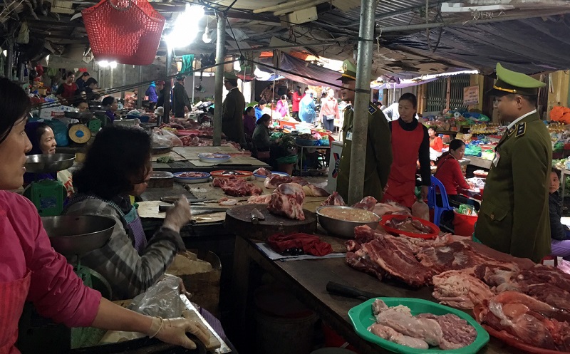 Đồng thời đẩy mạnh KTKS các hộ kinh doanh thịt lợn tại chợ Cái Rồng.