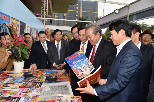 Phó Thủ tướng Chính phủ Trương Hòa Bình thăm các khu trưng bày của các đơn vị tham gia Hội báo toàn quốc 2019 trước Lễ bế mạc. Ảnh: VGP/Nhật Bắc