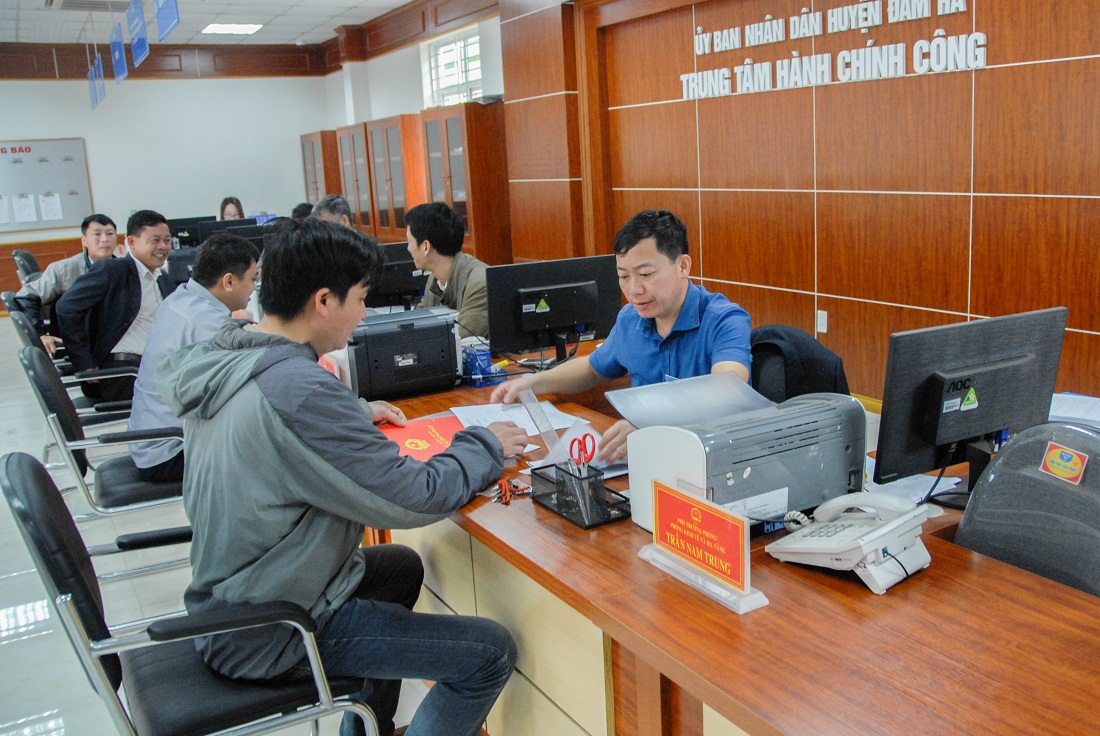 Người dân đến giải quyết thủ tục tại Trung tâm Hành chính công huyện Đầm Hà.