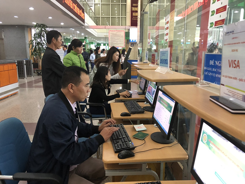 Tra cứu thông tin tại Trung tâm hành chính công tỉnh. ảnh: Khánh Giang