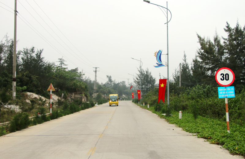 Dự án đường xuyên đảo giai đoạn 2 đoạn qua xã Đồng Tiến, đang được hoàn thiện, dự kiến thông xe kỹ thuật vào tháng 3/2019, giúp kết nối phát triển du lịch dịch vụ trên đảo Cô Tô.