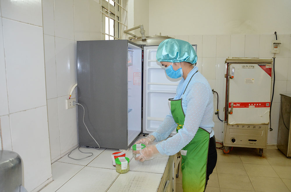 Nhân viên nấu ăn của Trường Mầm non Tân An, TX Quảng Yên đang lưu mẫu thức ăn.