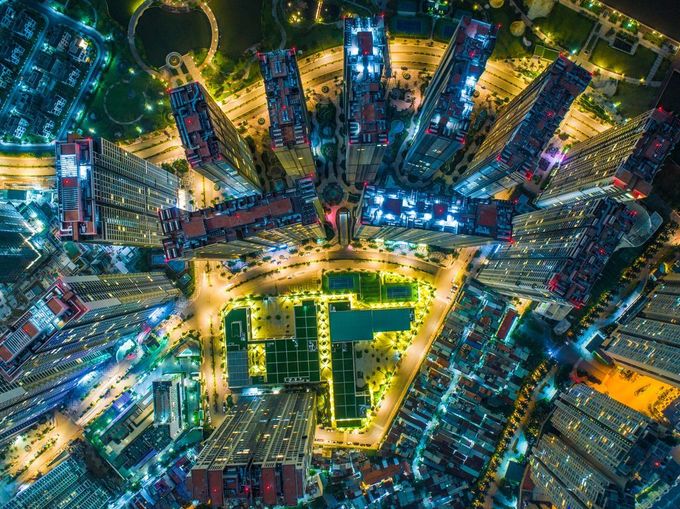 Bức ảnh chụp quang cảnh một khu đô thị ở TP HCM nhìn từ trên cao lung linh trong ánh đèn đêm được chọn đăng trên Daily Dozen ngày 22/6/2018.
