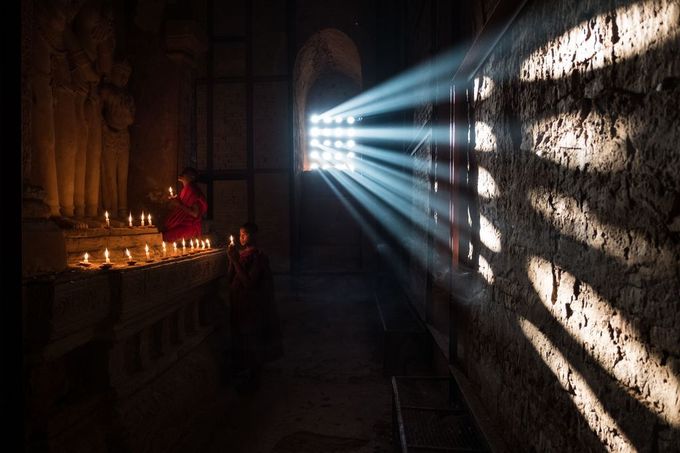 Ảnh chụp tại một ngôi chùa tại thành phố Bagan, Myanmar cho thấy hai nhà sư tỏ lòng thành cầu nguyện khi đang thắp nến, cùng với ánh sáng tự nhiên chiếu rọi qua cửa sổ làm cho khung hình thêm huyền ảo. Bức ảnh đăng trên Daily Dozen ngày 11/4/2018.