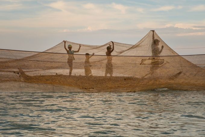 Bức ảnh chụp cuộc sống mưu sinh của một gia đình trên thuyền kéo lưới đánh cá tại khu vực hồ Trị An, tỉnh Đồng Nai được đăng trên Daily Dozen ngày 30/12/2017.
