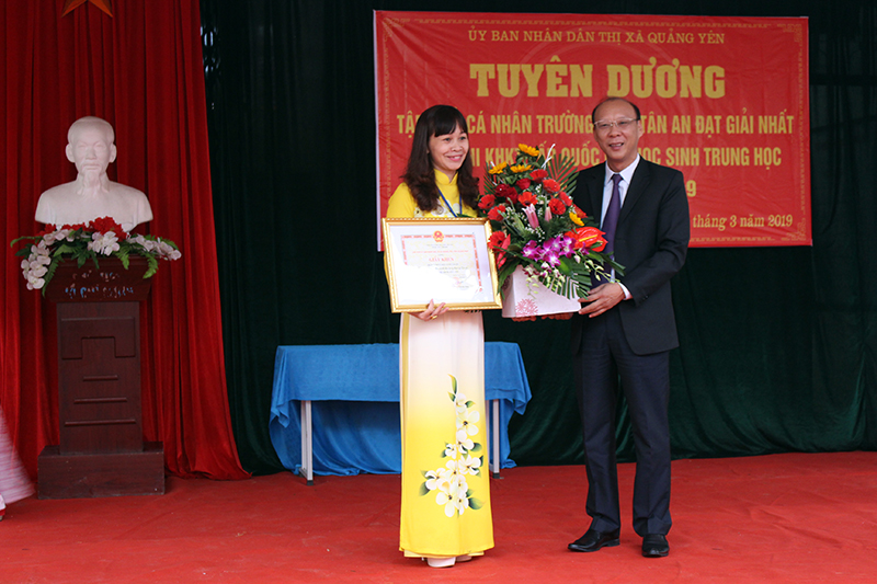 Đồng chí Trần Đức Thắng, Phó Bí thư Thị ủy, Chủ tịch UBND thị xã khen thưởng cho trường THCS Tân An