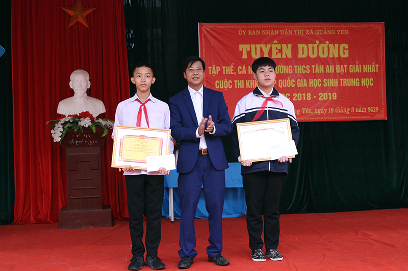 Đại diện lãnh đạo phường Tân an khen thưởng cho em Ngô Anh Tài, Nguyễn Đức Hoàn