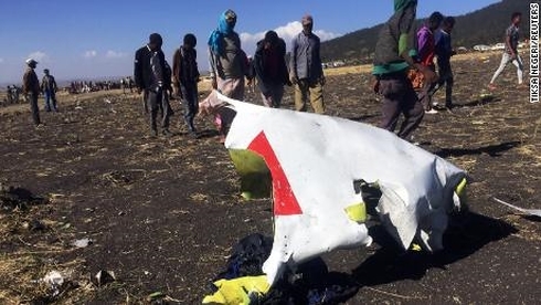 Mảnh vỡ của chiếc máy bay gặp nạn tại Ethiopia. (Ảnh: Reuters)