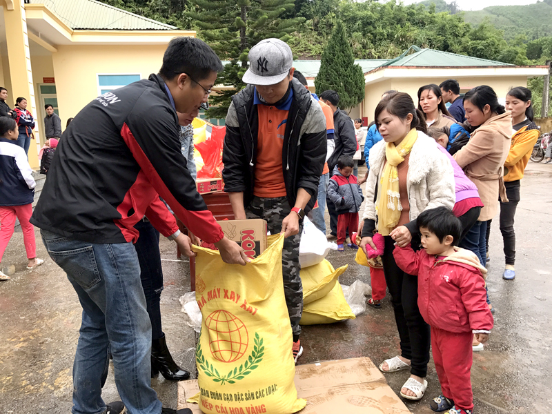 Câu lạc bộ Dù lượn Đông Bắc trao quà cho trẻ em và hộ nghèo xã Kỳ Thượng, huyện Hoành Bồ. 
