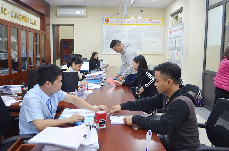 Công dân đến thực hiện chứng thực bản sao tại Bộ phận tiếp nhận và trả kết quả hiện đại phường Bãi Cháy, TP Hạ Long