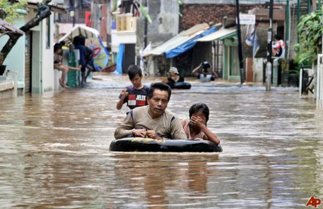 Một trận lũ lụt tại Indonesia. Ảnh: AP