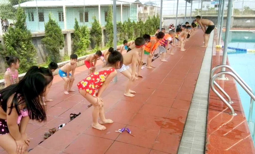 Trường Đoàn Thị Điểm Hạ Long đưa môn bơi lội cùng nhiều môn học ngoại khóa, giáo dục kỹ năng vào giảng dạy cho học sinh nhà trường.