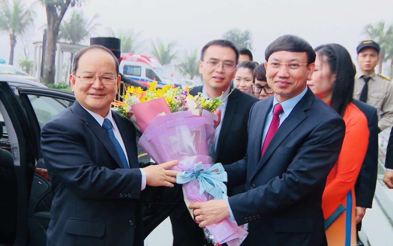 Phó Bí thư Thường trực Tỉnh uỷ Nguyễn Xuân Ký tặng hoa chúc mừng Đoàn đại biểu Dân tộc Choang, Quảng Tây đến thăm Quảng Ninh 