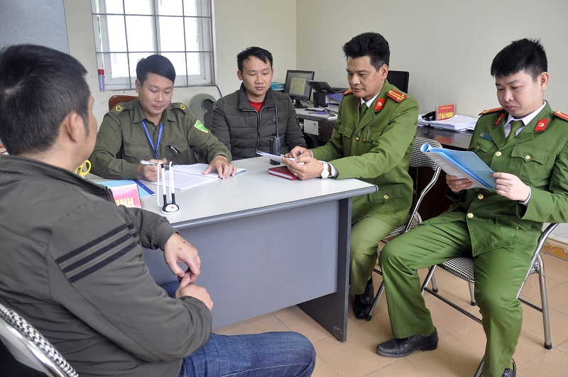 Tổ công tác Công an huyện cùng Công an xã Sơn Dương luôn tổ chức giao ban trao đổi tình hình tại địa bàn.  