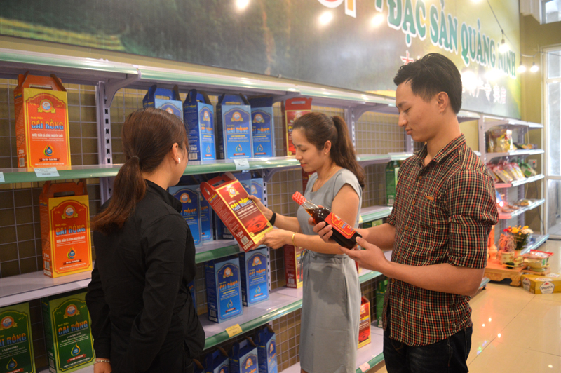 Khách hàng tin dùng lựa chọn sản phẩm OCOP tại Điểm dừng chân Nam Phong Coffee, khu vực Tiên Yên