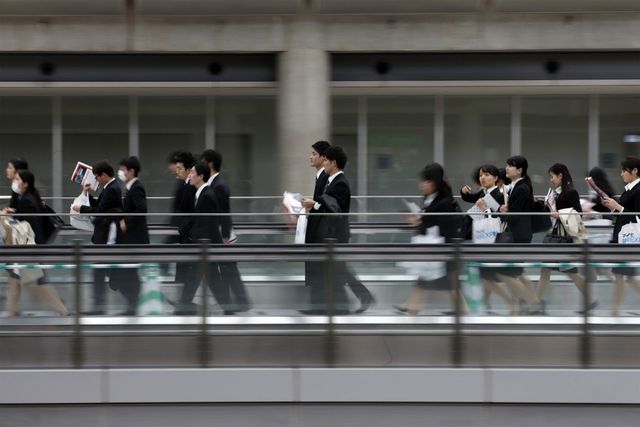 Các sinh viên đại học ở Tokyo (Ảnh minh họa: Bloomberg)