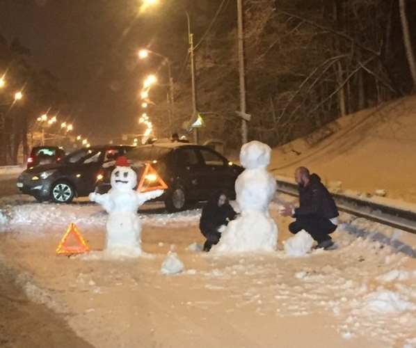 Tuyết là một nguồn vui lớn. Bạn thậm chí có thể làm người tuyết trong khi chờ cảnh sát giao thông sau một vụ tai nạn.