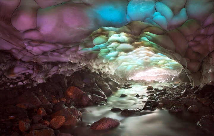 Một hang động băng ở Kamchatka.