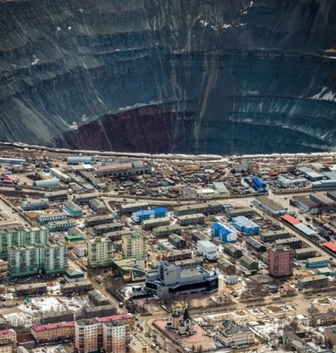 Mỏ Mir là một mỏ kim cương lộ thiên nằm ở thành phố Mirny, Nga. Mỏ sâu 525 mét (thứ 4 trên thế giới) và có đường kính 1.200 mét.