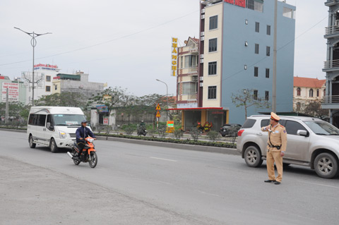 CSGT Đội 1 điều tiết giao thông trên QL18 đoạn đi qua TP Uông Bí