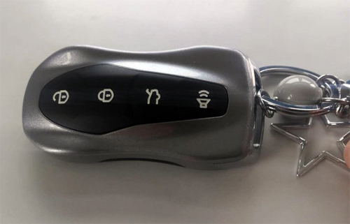 Chìa khóa của Geely FY11 với kiểu dáng mô phỏng một chiếc ôtô thể thao. Ảnh: Sina