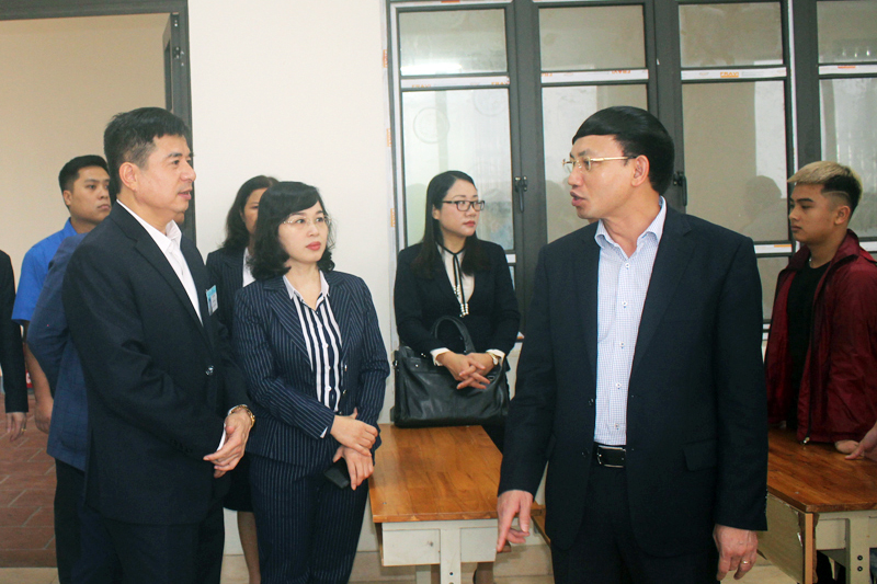Đồng chí Nguyễn Xuân Ký, Phó Bí thư Thường trực Tỉnh ủy kiểm tra cơ sở vật chất của Trường Cao đẳng Giao thông Quảng Ninh