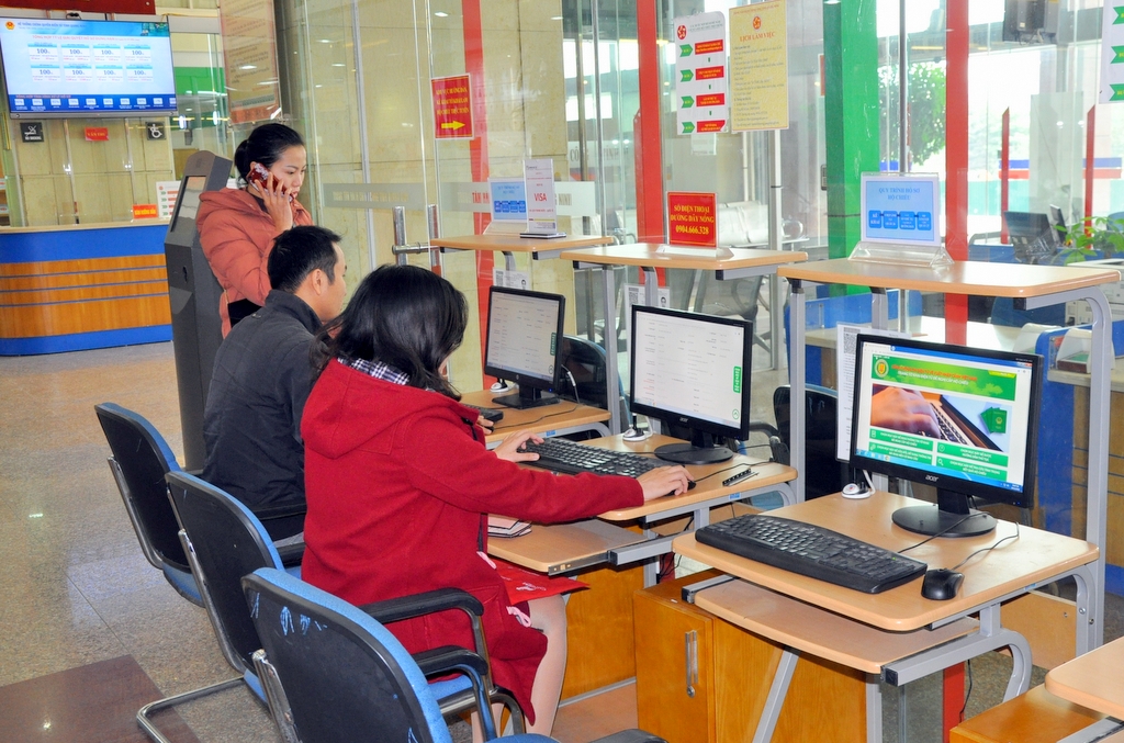 Người dân thực hiện các bước khai hồ sơ để giải quyết thủ tục hành chính trên hệ thống CNTT được trang bị đồng bộ tại Trung tâm Hành chính công tỉnh.