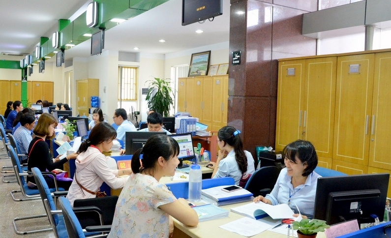Người dân đến giải quyết thủ tục hành chính tại Trung tâm Hành chính công tỉnh.
