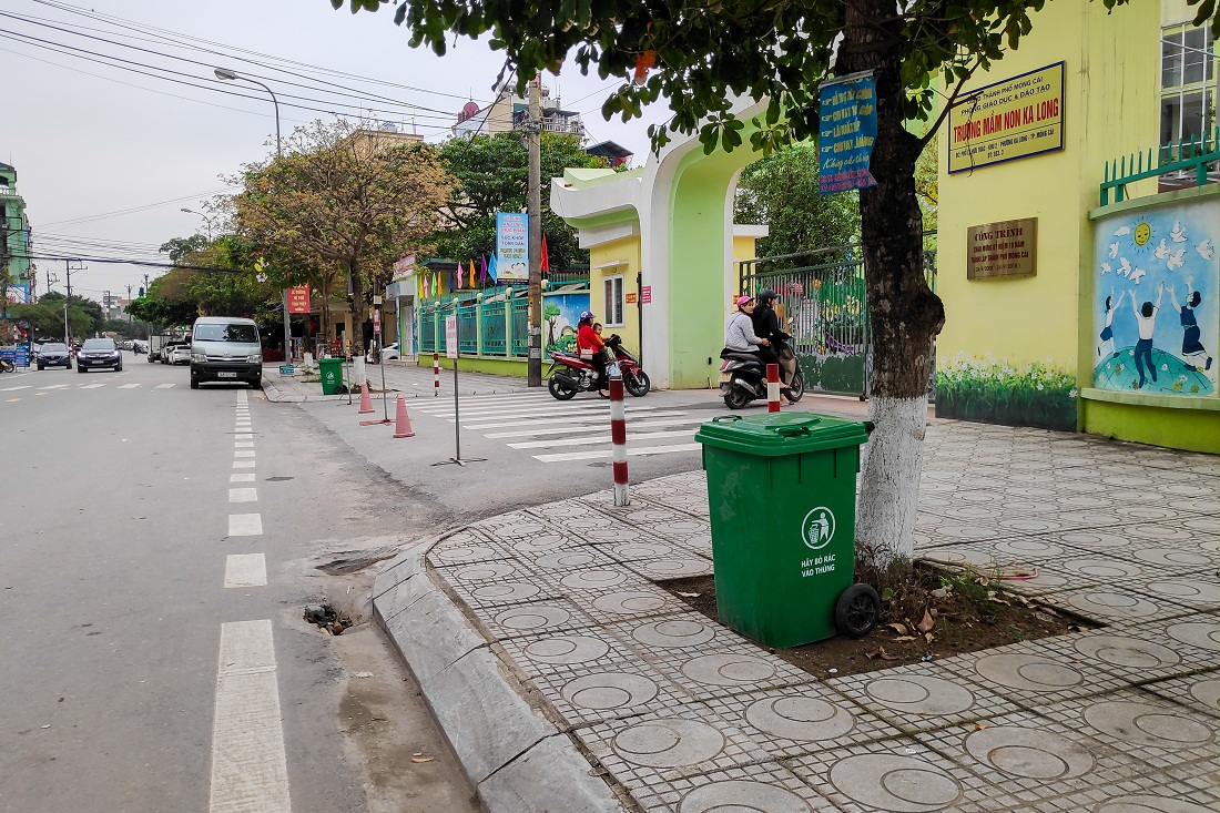 Tuyến phố Lê Hữu Trác tại phường Ka Long (TP Móng Cái) được bố trí thùng rác công cộng dọc vỉa hè đi bộ, tạo thói quen bỏ rác đúng chỗ cho người dân.