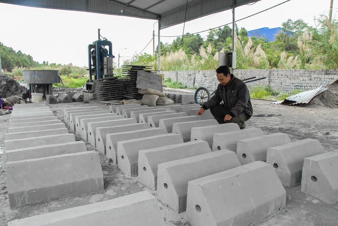 Tại Nhà máy xử lý chất thải rắn TP Móng Cái, các chất tro xỉ thu được sau khi đốt rác được 
