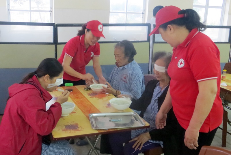 Các bệnh nhân nghèo được phục vụ cháo nhân đạo tại Trung tâm y tế huyện Vân Đồn.