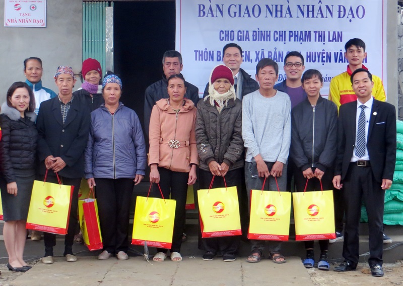 Nhà hảo tâm trao nhà nhân đạo và tặng quà tết cho hộ nghèo tại xã Bản Sen (huyện Vân Đồn)