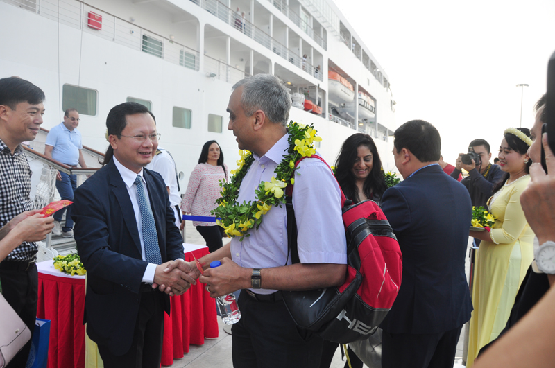 Đồng chí Cao Tường Huy, Phó Chủ tịch UBND tỉnh, tặng hoa và chúc tết khách du lịch tàu biển quốc tế Silver Shadow.