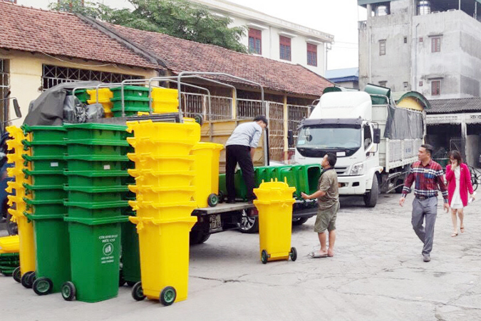 Sở TN&MT bàn giao các xe đẩy và thùng để phân loại rác cho TP Uông Bí.
