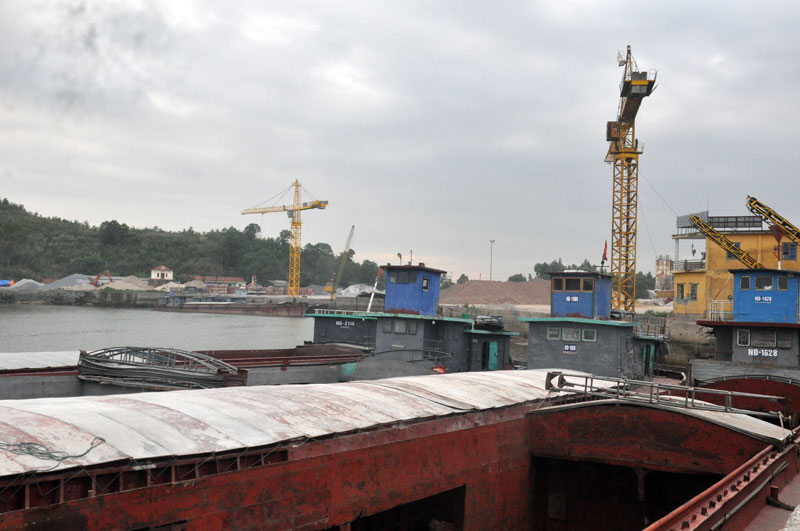 Hoạt động bốc xếp hàng hóa, vật liệu xây dựng tại cảng Thành Nga, phường Ninh Dương.