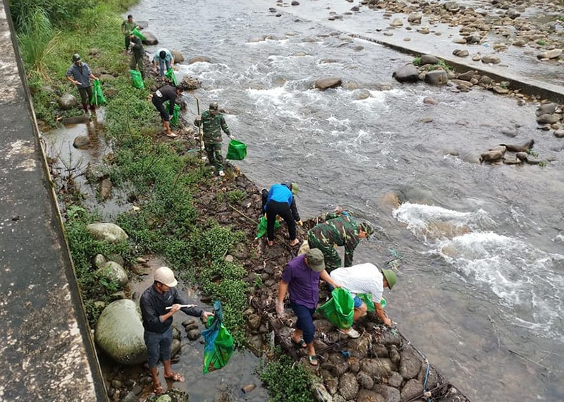 CBCS Đồn Biên phòng Pò Hèn và nhân dân thôn Pò Hèn xã Hải Sơn tham gia dọc rác dọc bờ sông Ka Long qua địa bàn quản lý.