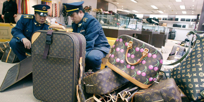 Cảnh sát kiểm tra lô hàng túi xách giả. CHỤP MÀN HÌNH SIXTH TONE