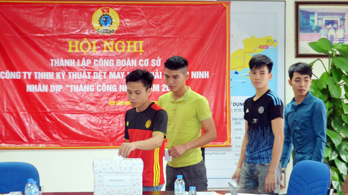 Người lao động bỏ phiếu bầu BCH công đoàn theo phương pháp mới tại hội nghị thành lập Công đoàn Công ty TNHH Kỹ thuật dệt may Hồng Hải Quảng Ninh (KCN Hải Yên, TP Móng Cái). 